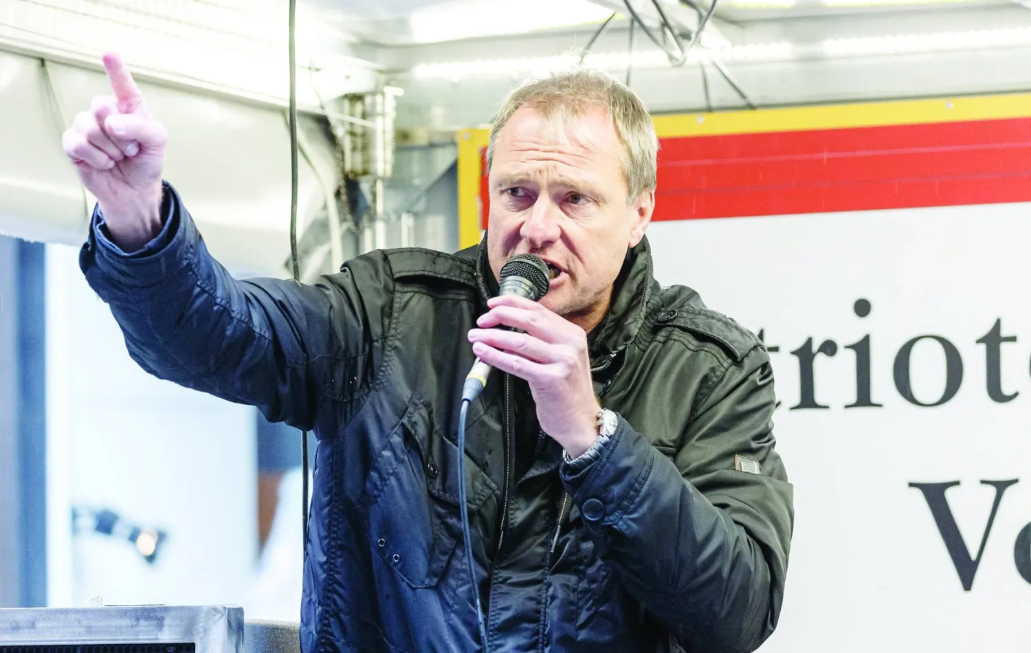 السياسي مايكل شتورزنبيرغر الذي تعرض للطعن بسكين أثناء استعداده للمشاركة في تجمع حول «أسلمة أوروبا» (أ.ف.ب)