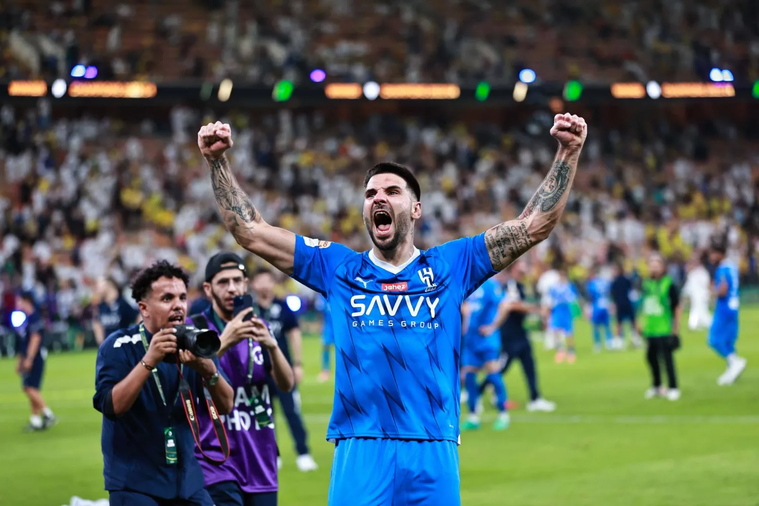 ميتروفيتش يحتفل بعد الانتصار بنهائي كأس الملك (تصوير: محمد المانع) 