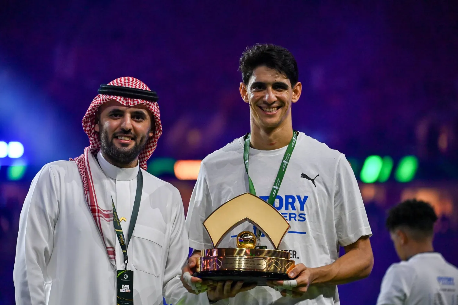 ياسين بونو لحظة تتويجه بجائزة أفضل لاعب (تصوير: علي خمج) 