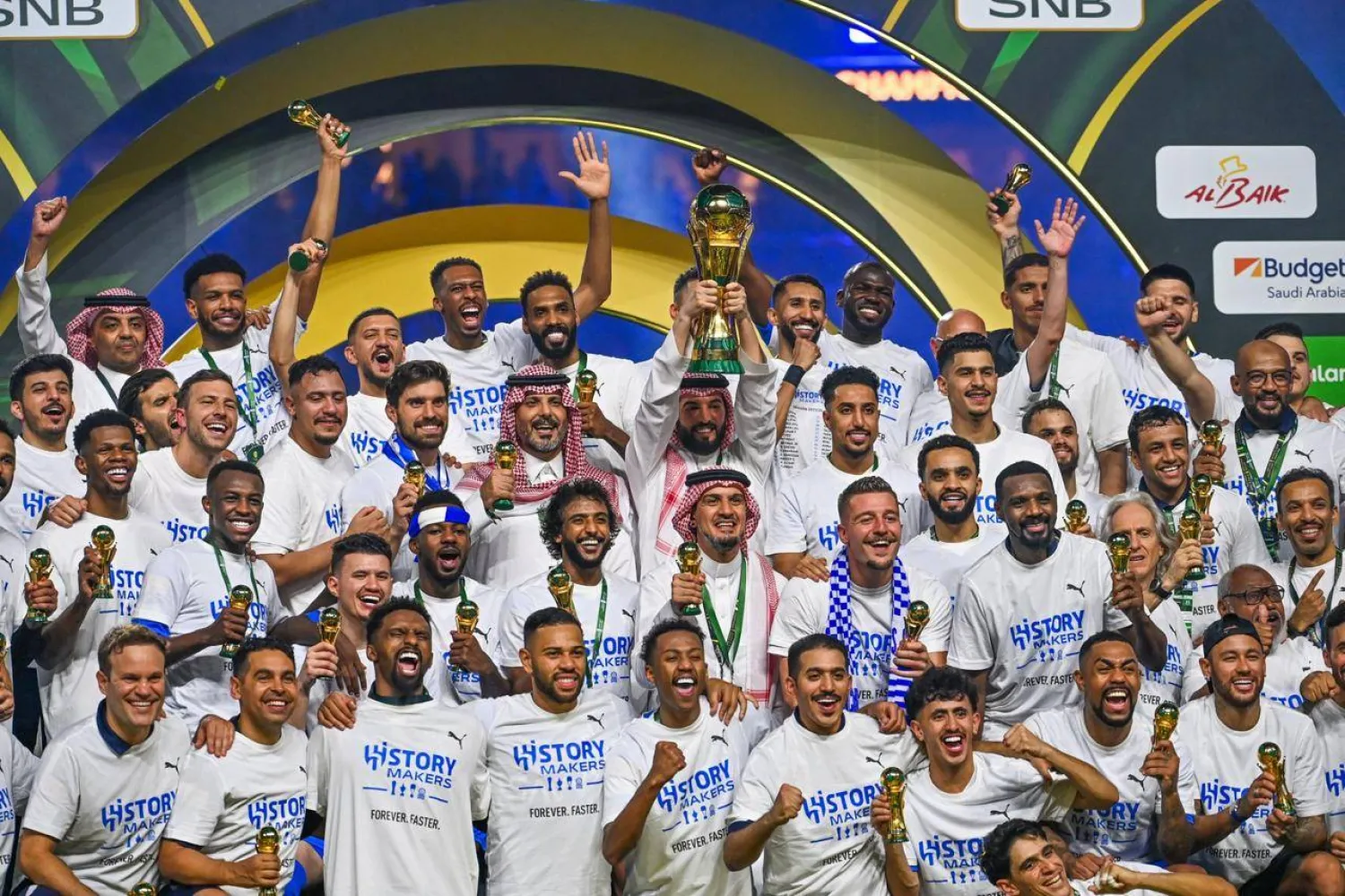 فهد بن نافل رافعاً الكأس خلال تتويج فريق الهلال (محمد المانع)