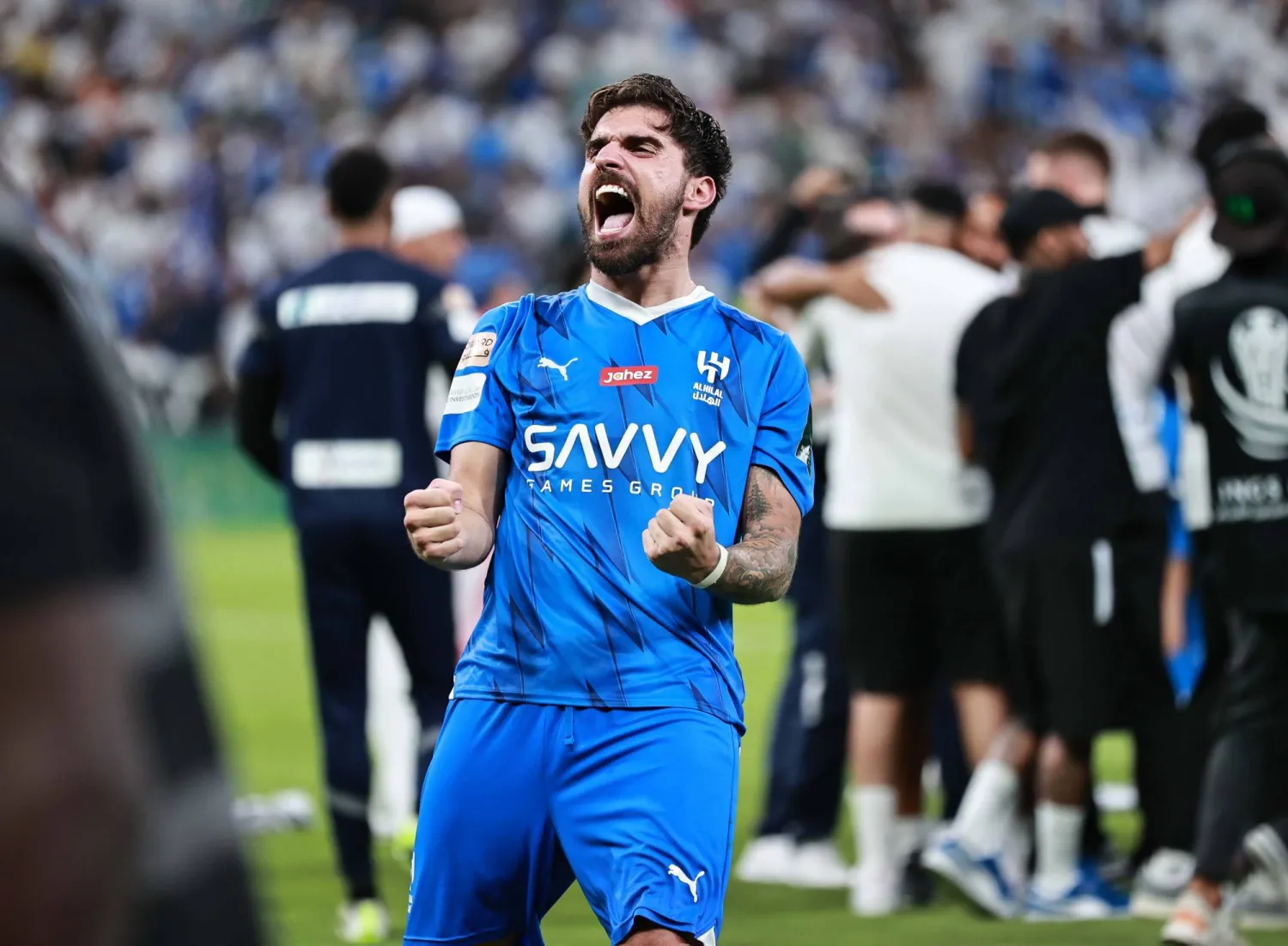 نيفيز يحتفل بإعلان تتويج الهلال رسميا بعد نهاية المباراة (تصوير: محمد المانع) 