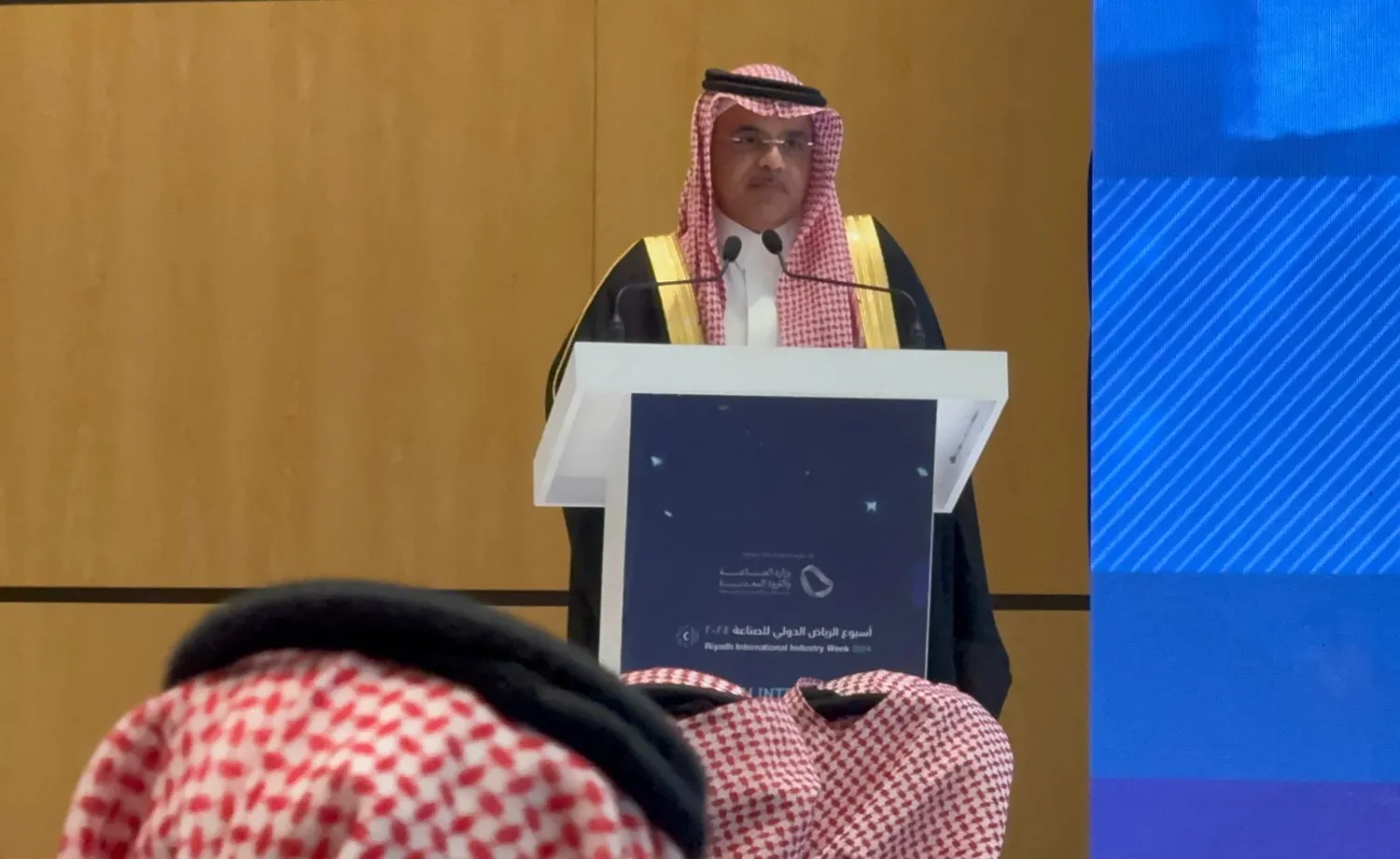 نائب وزير الصناعة والثروة المعدنية لشؤون الصناعة متحدثاً للحضور (الشرق الأوسط)