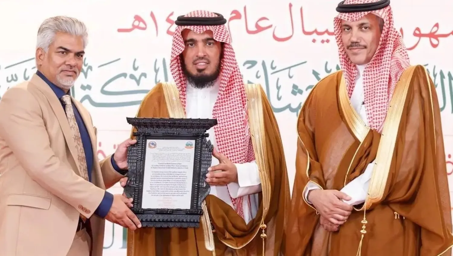 The Muslim Commission in Nepal awarded its medal to the Saudi Minister of Islamic Affairs, Dawah, and Guidance, Abdullatif bin Abdulaziz Al Al-Sheikh. (SPA)