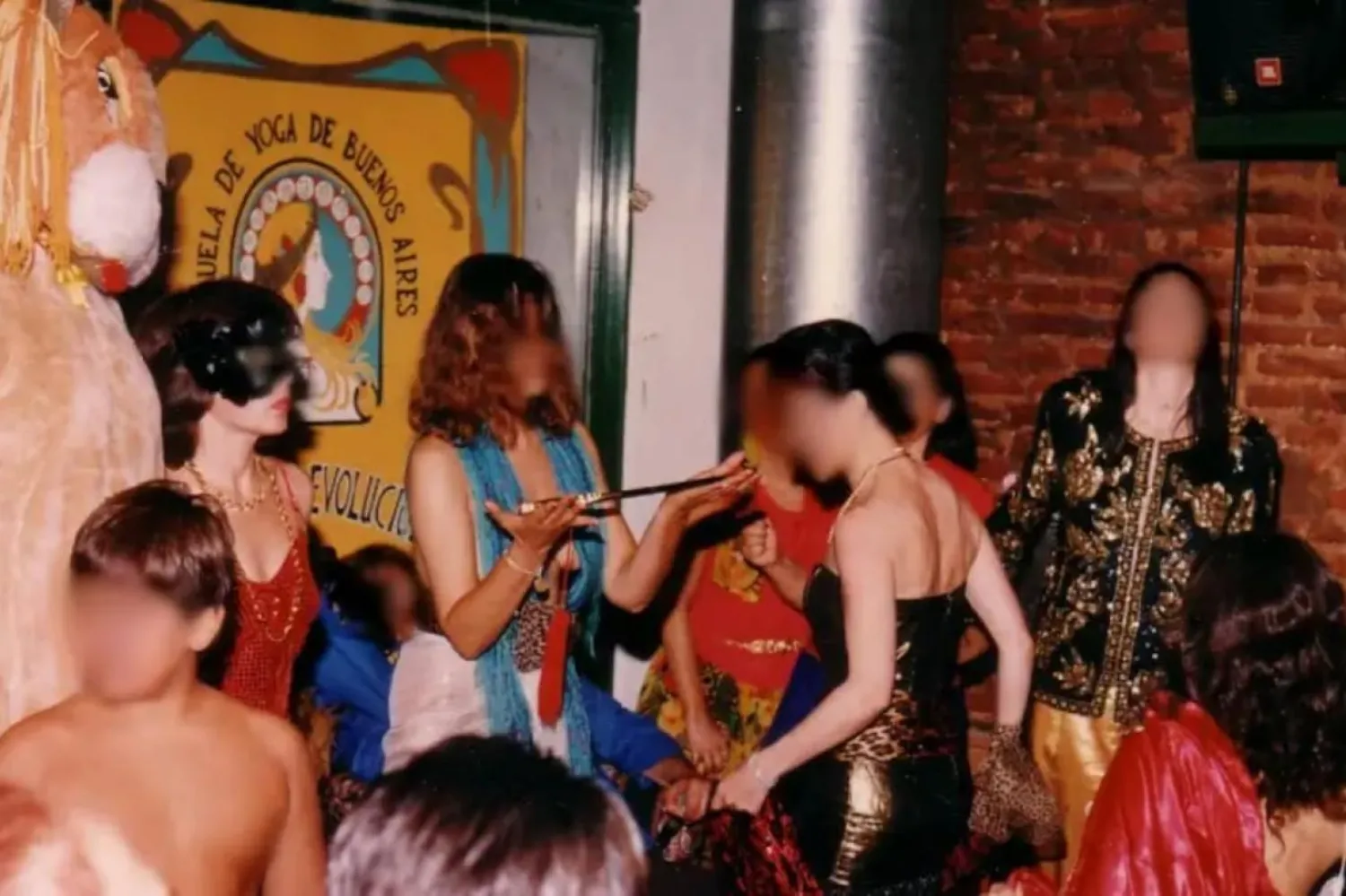 Savunma avukatları, yoga merkezinin seks kültü olduğuna dair iddiaları reddediyor (El Pais)