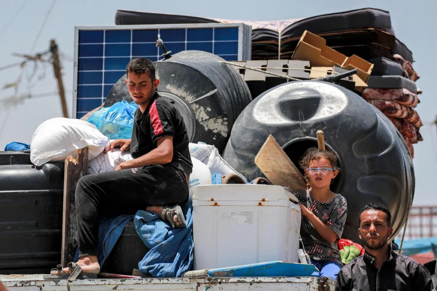 İsrail ordusu Refah'taki ilerleyişini sürdürürken, siviller kalan eşyalarını toplayıp bölgeden kaçıyor (AFP)