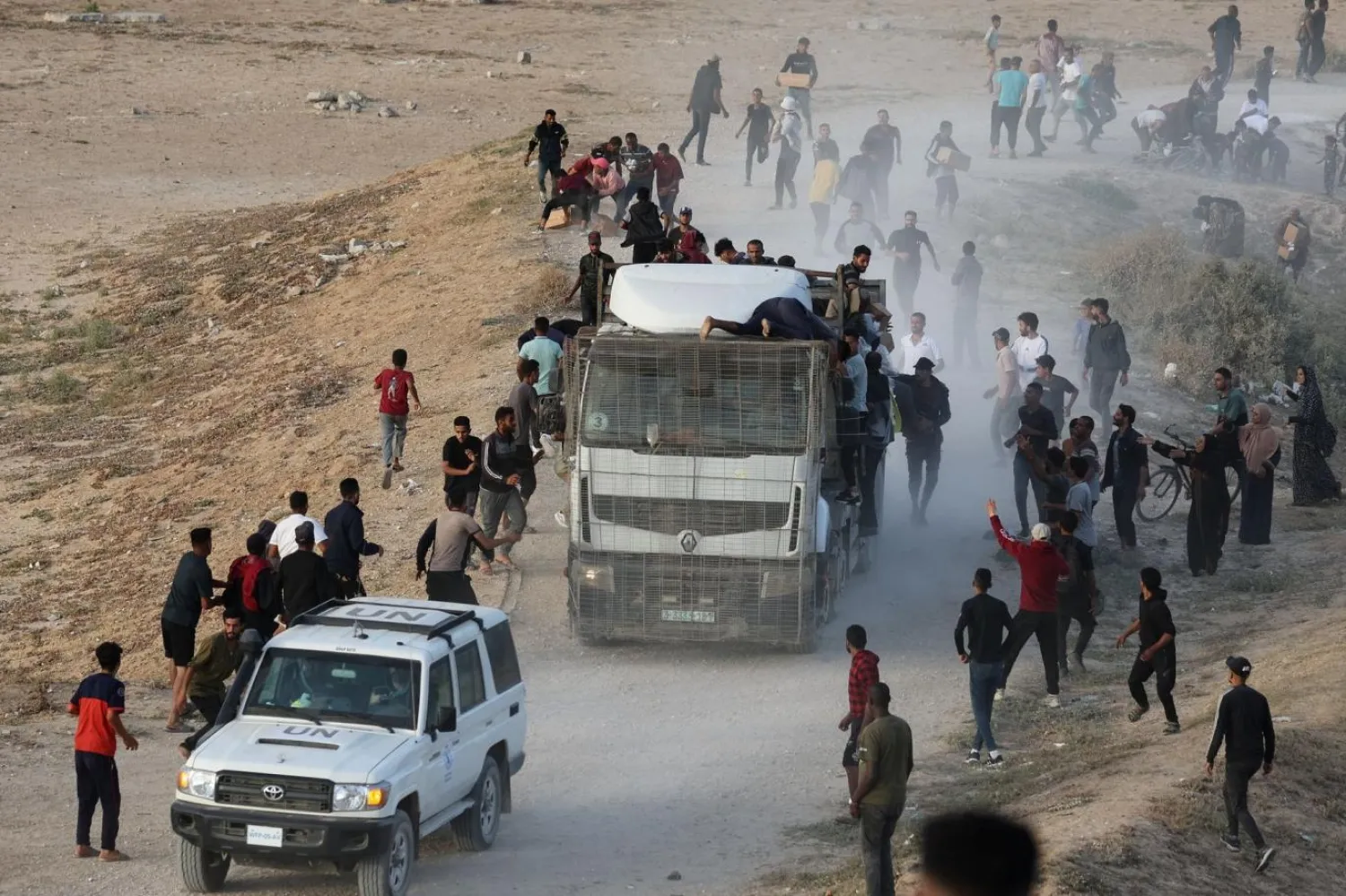 İsrailli yetkililer, yardım kamyonlarındaki tüm paketlerin tek tek incelenmesinin imkansız olduğunu belirtti (Reuters)