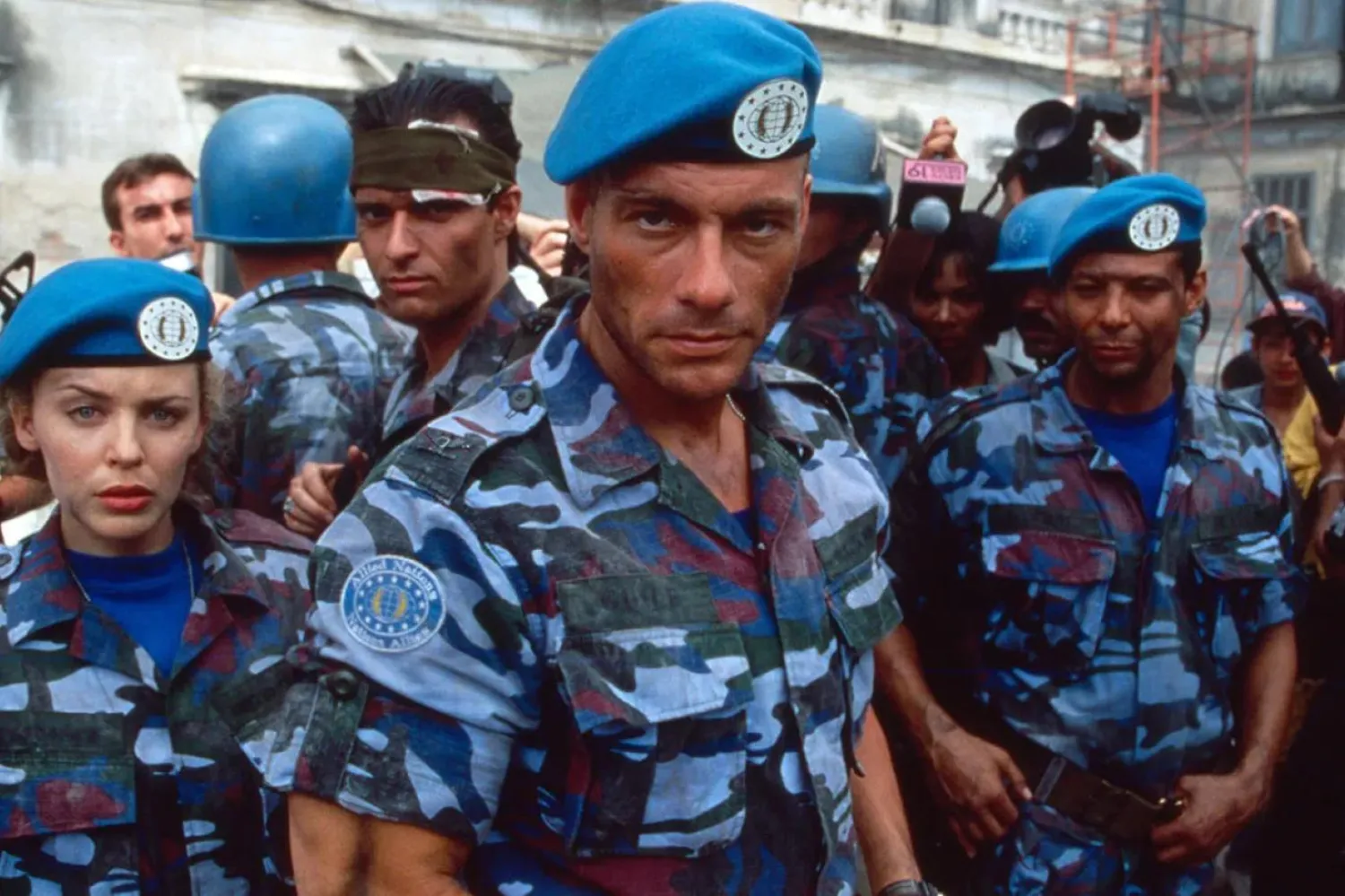 Jean-Claude Van Damme'ın yanı sıra ünlü şarkıcı Kylie Minogue'un (solda) da rol aldığı 1994 tarihli Son Savaş, yapım maliyetlerinin yaklaşık üç katı kazanç sağlayarak gişede büyük bir başarı elde etmişti (Universal)