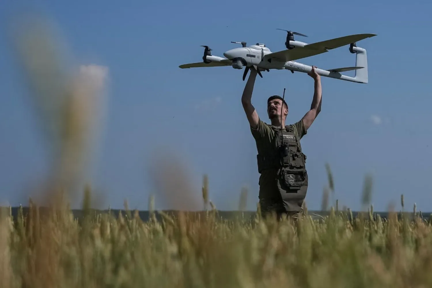 Fotoğraf: ReutersUkraynalı bir asker, Harkiv bölgesinde Rus birliklerinin mevzileri üzerinde uçmak için Vector adlı orta menzilli keşif tipi bir drone fırlatıyor (Reuters)