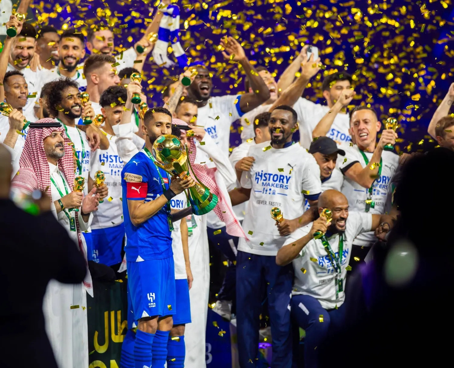 سلمان الفرج حاملا الكأس (نادي الهلال)