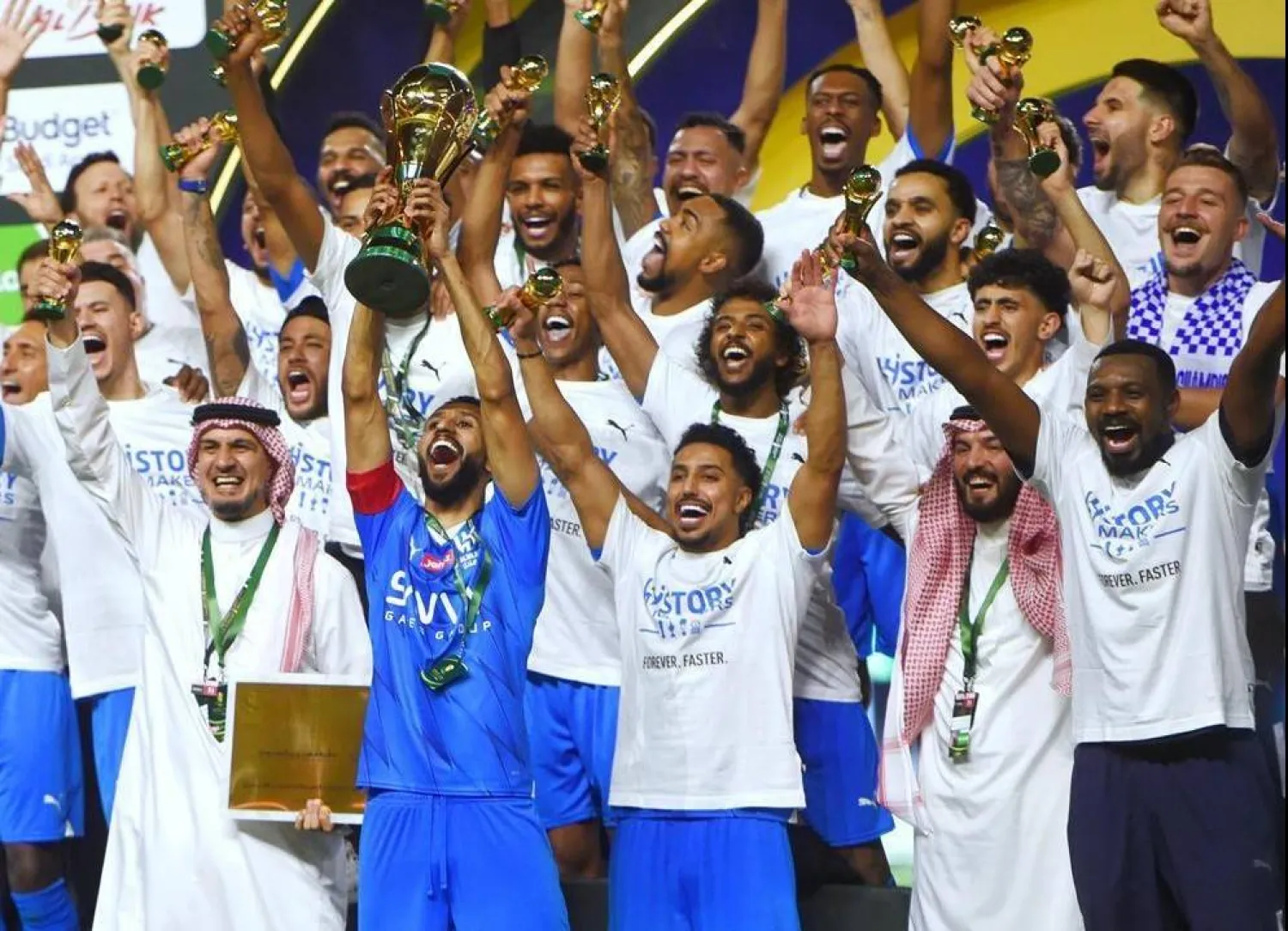 كريري يحتفل مع فريقه بالتتويج بكأس الملك (واس)