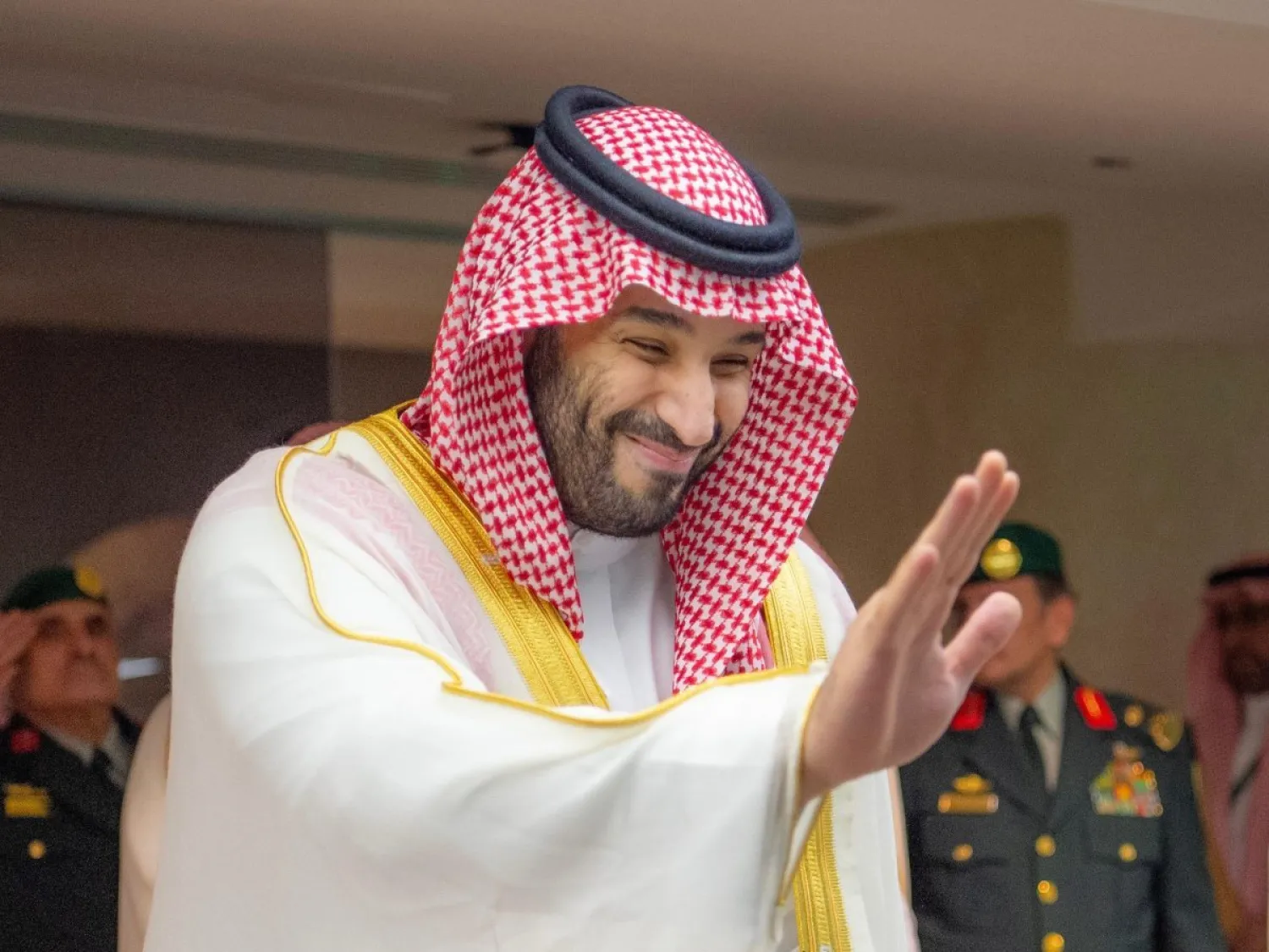 الأمير محمد بن سلمان يلوح للجماهير الحاضرة إلى النهائي الكبير (وزارة الرياضة)