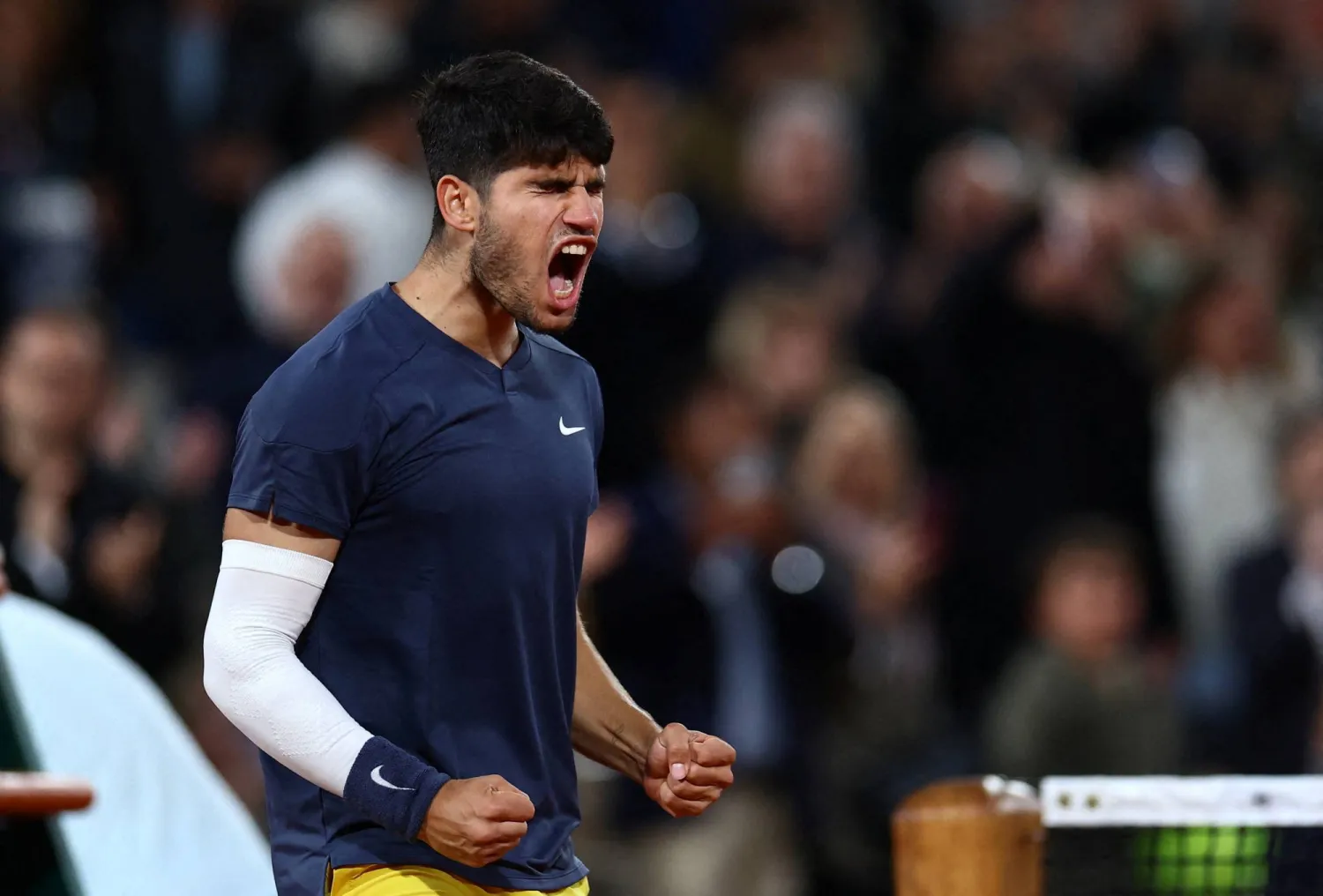 ألكاراس يصرخ فرحا بعد فوزه على منافسه الأميركي (رويترز)