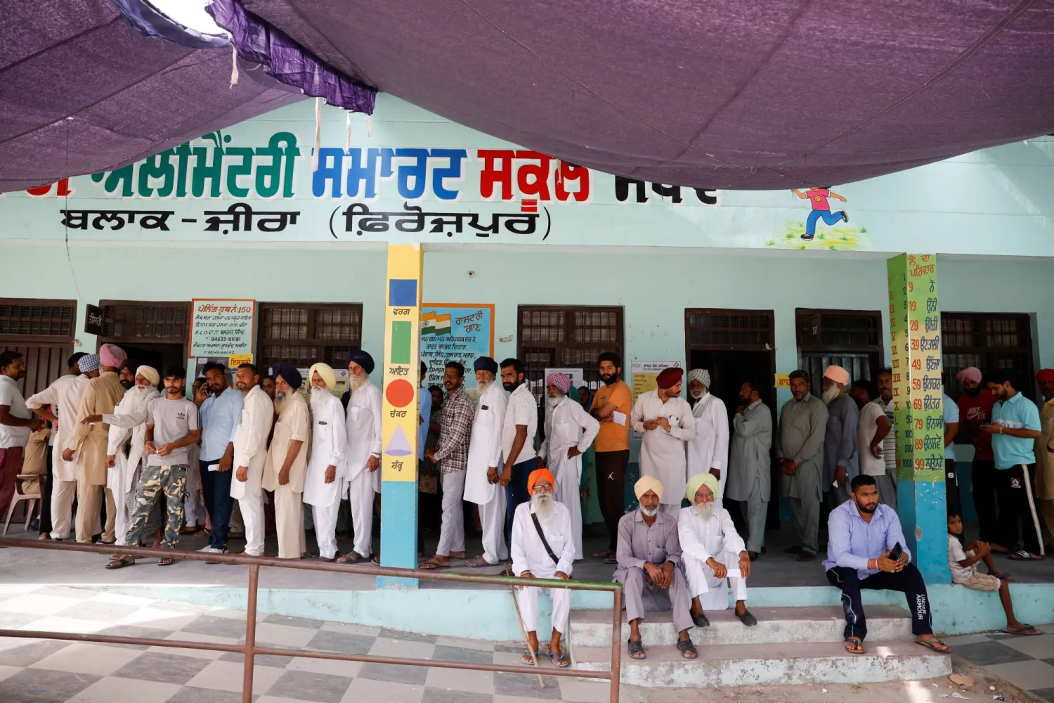 ناخبون في مقر انتخابي بولاية البنجاب في المرحلة السابعة والأخيرة من الانتخابات العامة (رويترز)