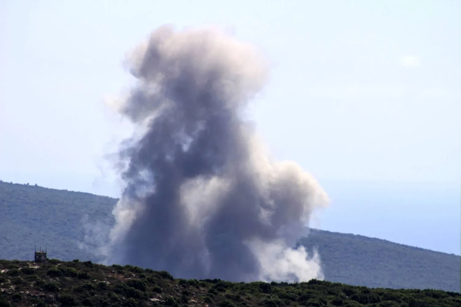 دخان القصف الإسرائيلي في محيط بلدة الناقورة بجنوب لبنان (أ.ف.ب)