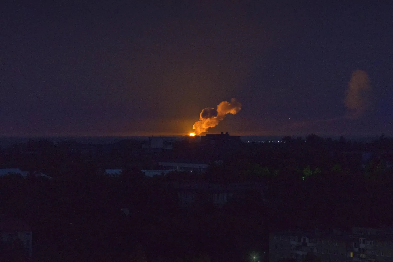 شوهدت انفجارات على مسافة من هجوم صاروخي روسي ضخم على البنية التحتية الأوكرانية صباح اليوم (د.ب.أ)