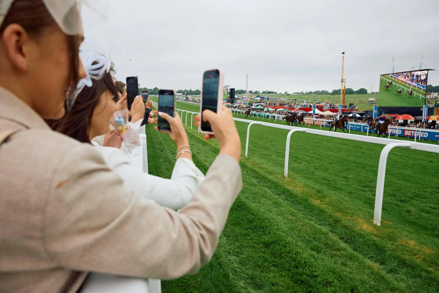 موجات الراديو تصدُر من الهواتف الجوالة (أ.ف.ب)