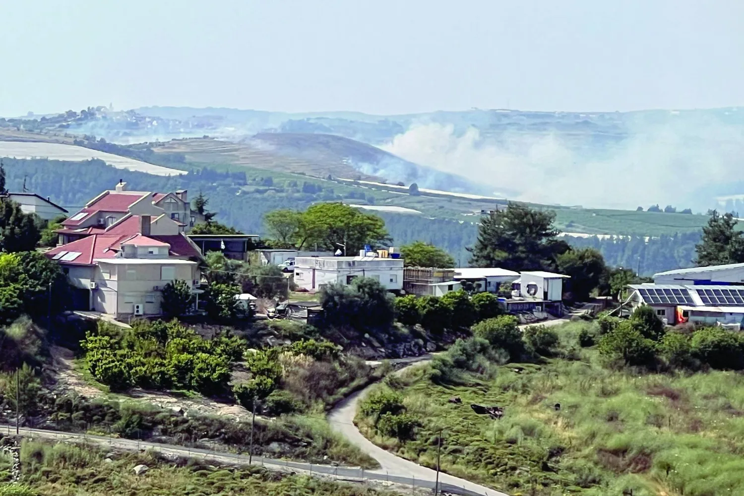 الدخان يتصاعد في شمال إسرائيل جراء صواريخ أطلقها «حزب الله» من جنوب لبنان (رويترز)