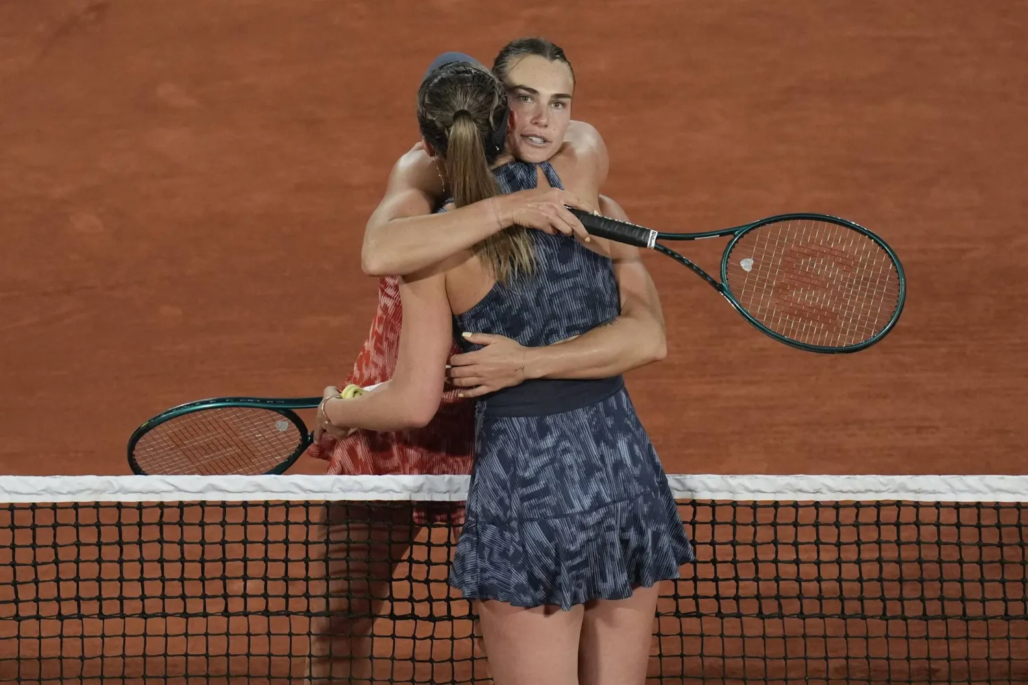 سابالينكا تحتضن صديقتها بادوسا بعد الفوز عليها في «رولان غاروس» (أ.ب)