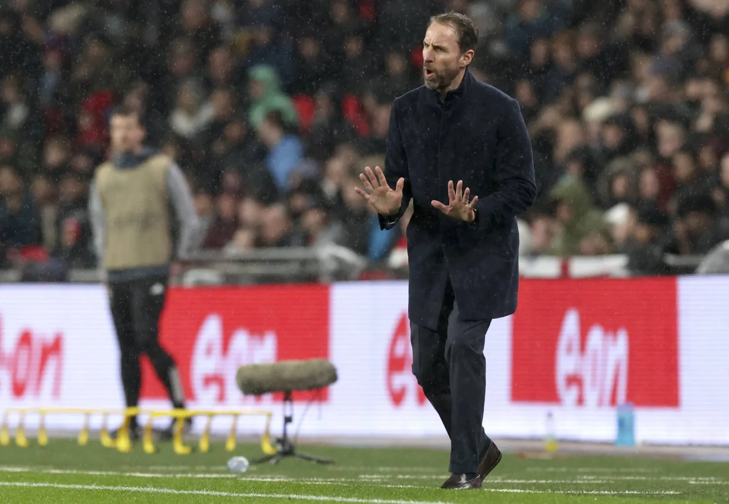 ساوثغيت يتابع المباراة الودية بين انجلترا وبلجيكا في مارس الماضي (إ.ب.أ)