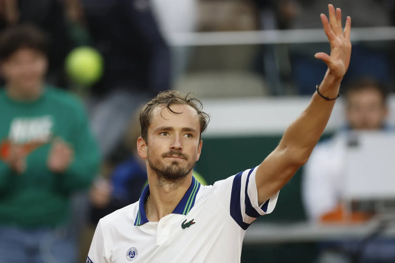 ميدفيديف يحتفل بفوزه على ماتشاك في رولان غاروس (أ.ب)