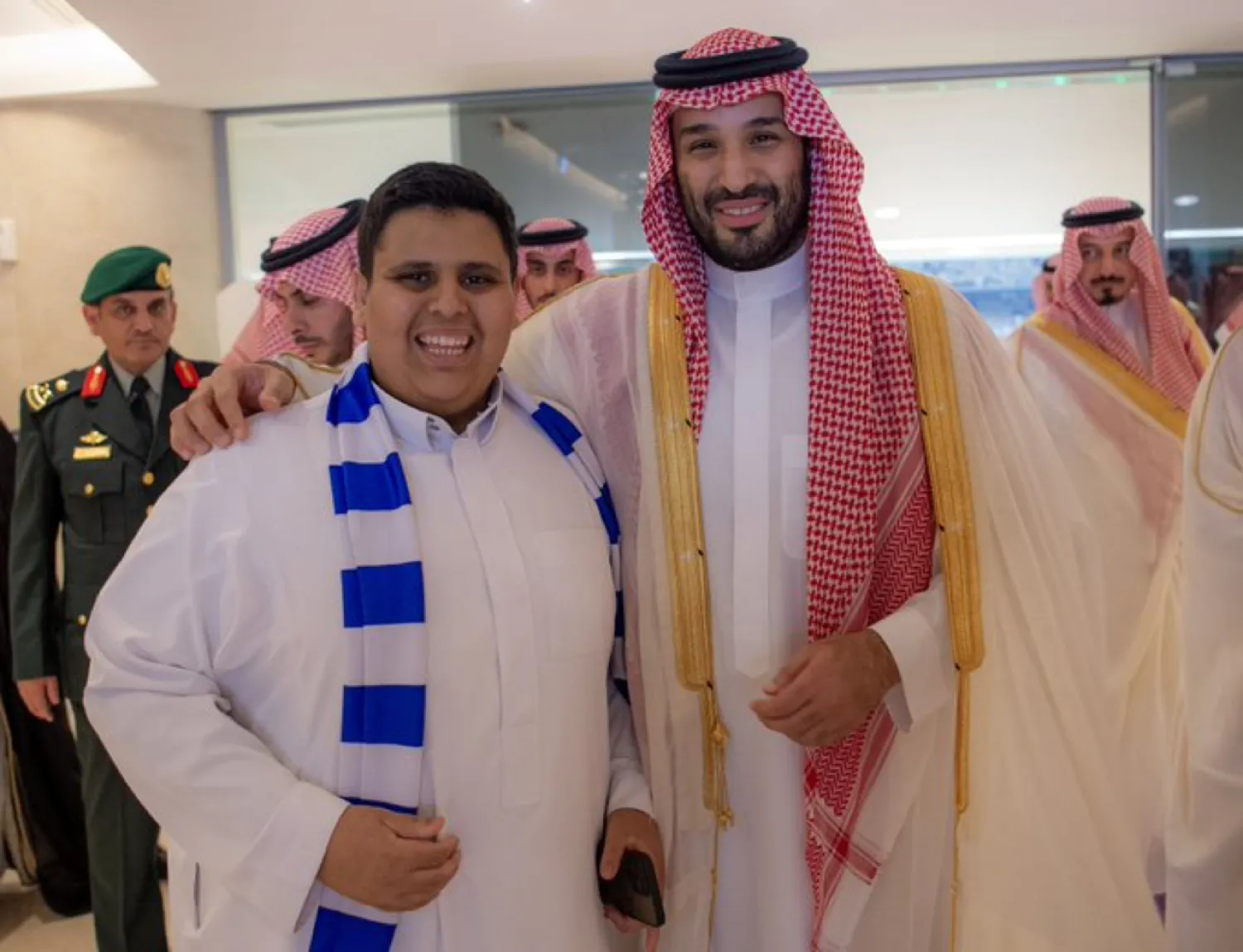 الأمير محمد بن سلمان وإلى جانبه مشجع النهائي في الصورة التي وجدت صدى واسعاً بمواقع التواصل الاجتماعي (الشرق الأوسط)