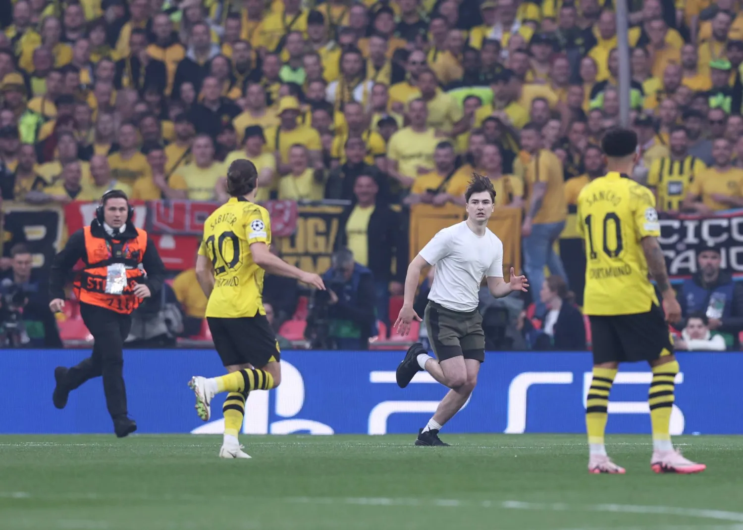 أحد المشجعين أثناء اقتحامة أرض الملعب (د.ب.أ)