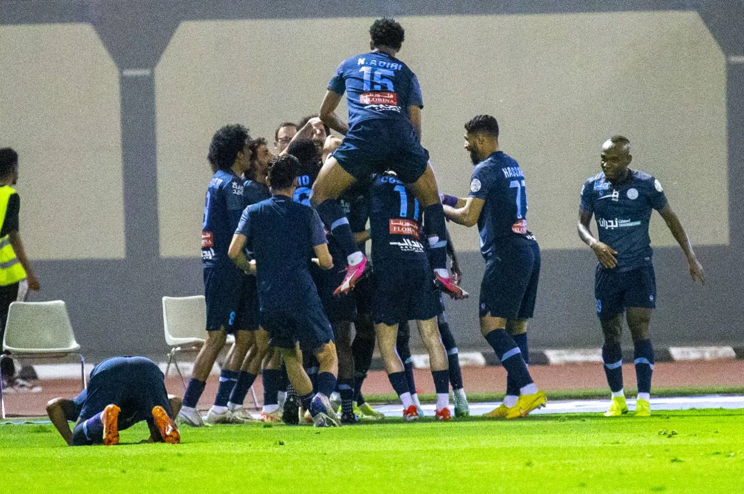 لاعبو الأخدود وفرحة عارمة بالبقاء (تصوير: سعد الدوسري)