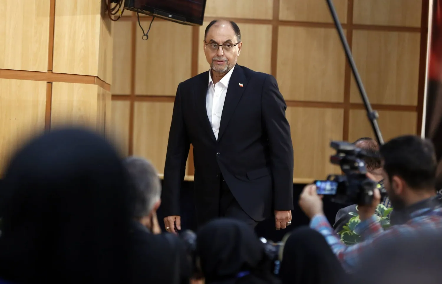 وحيد حقانيان مسؤول الشؤون التنفيذية في مكتب المرشد الإيراني خلال التسجيل في الانتخابات الرئاسية الإيرانية في وزارة الداخلية في طهران (إ.ب.أ)