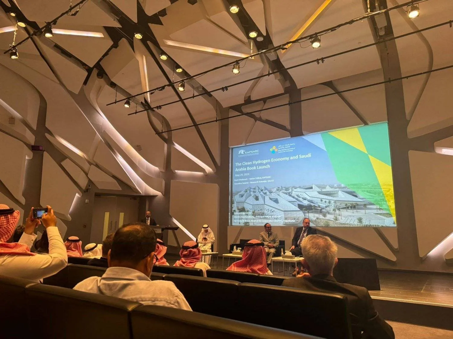 The King Abdullah Petroleum Studies and Research Center (KAPSARC) released a book titled “The Clean Hydrogen Economy and Saudi Arabia.” 