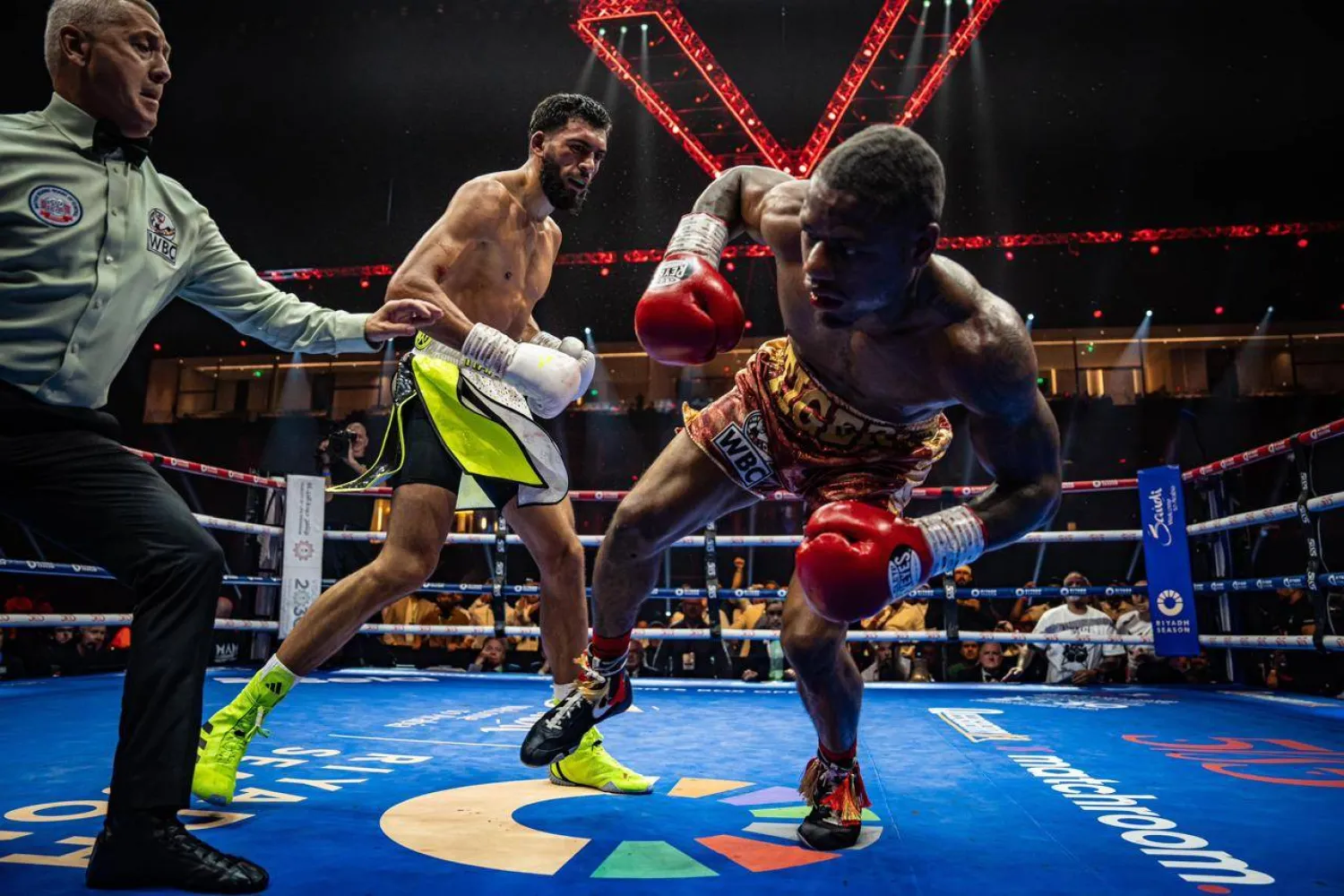 البطل حمزة شيراز نجم كوينزبيري وجه لكمة قاضية لأمو ويليامز (موسم الرياض)