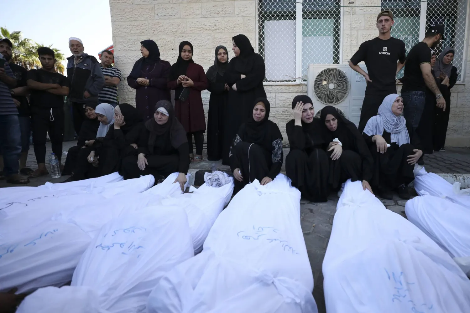 فلسطينيون ينعون أقاربهم الذين قُتلوا في القصف الإسرائيلي على مستشفى «المعمداني» (أ.ب)