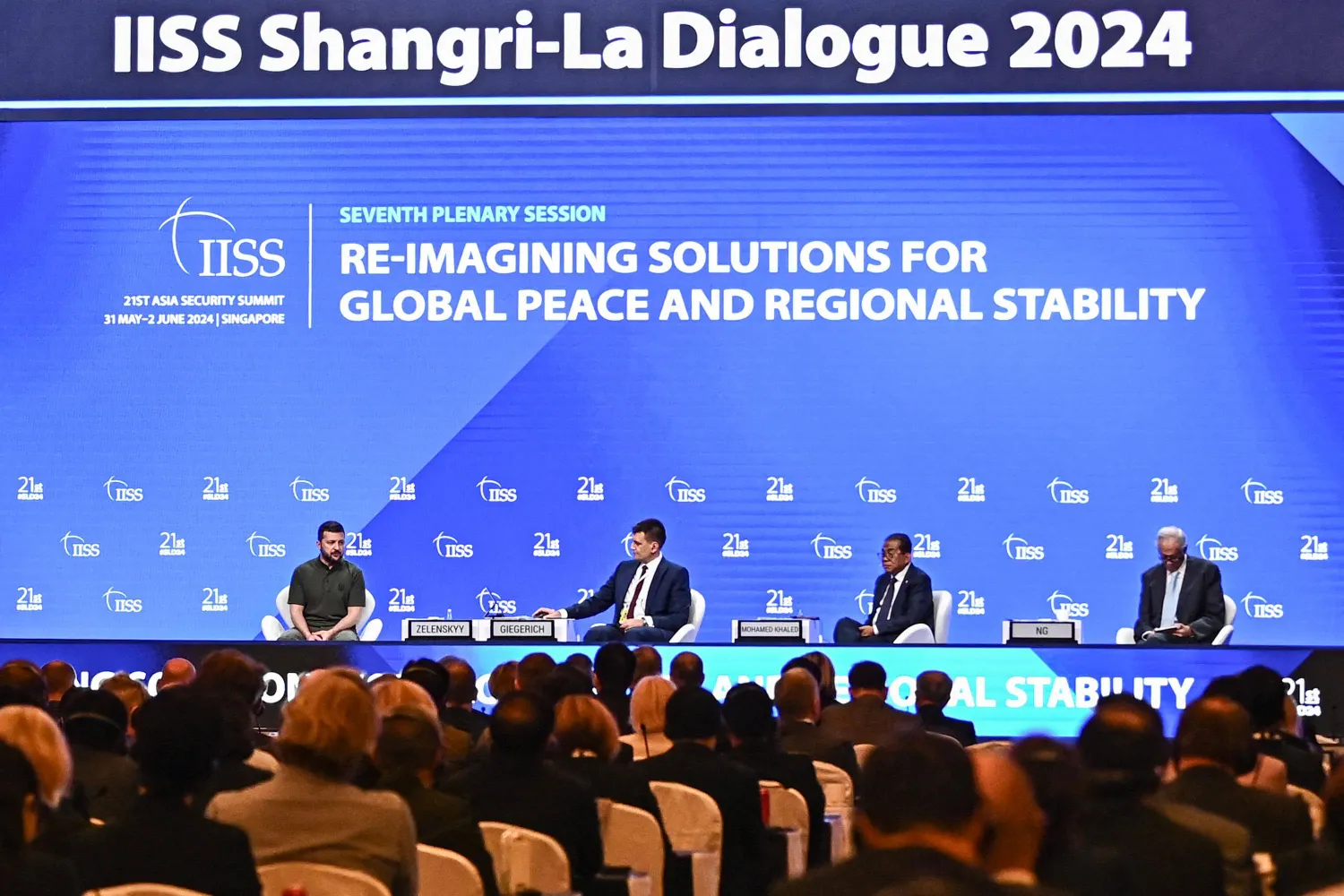 الرئيس الأوكراني فولوديمير زيلينسكي والرئيس التنفيذي للمعهد الدولي للدراسات الاستراتيجية باستيان غيغيريتش ووزير الدفاع الماليزي محمد خالد نور الدين ووزير الدفاع السنغافوري إنغ إنغ هين خلال مشاركتهم في منتدى «حوار شانغريلا» في سنغافورة الأحد (أ.ف.ب)