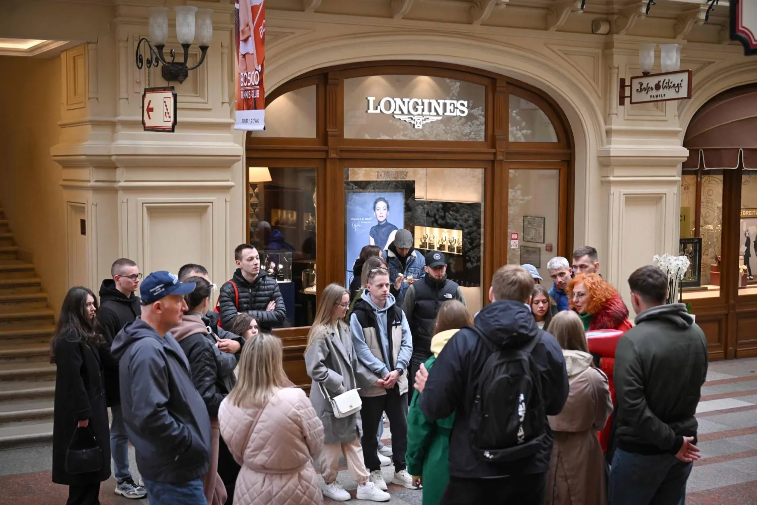 مجموعة من الأشخاص خلال جولة أمام متجر «GUM» وسط موسكو (أ.ف.ب)