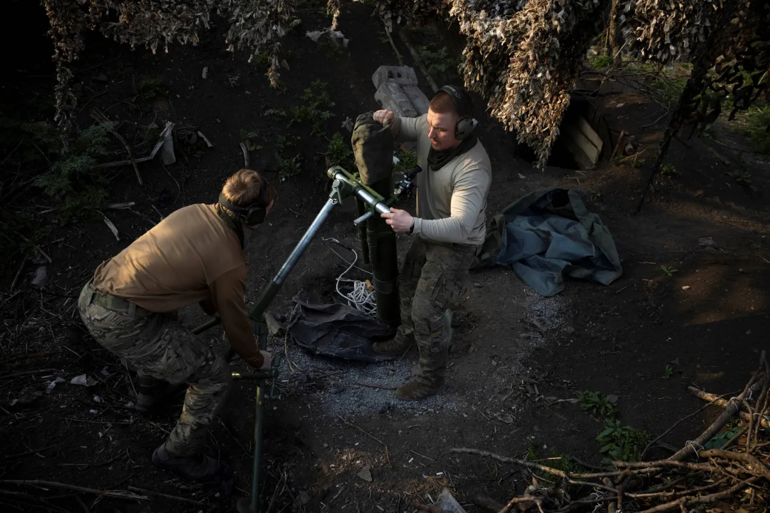 جنود أوكرانيون يقومون بضبط مدفعية «الهاون» في إحدى جبهات القتال بإقليم دونيتسك (أرشيفية - رويترز)