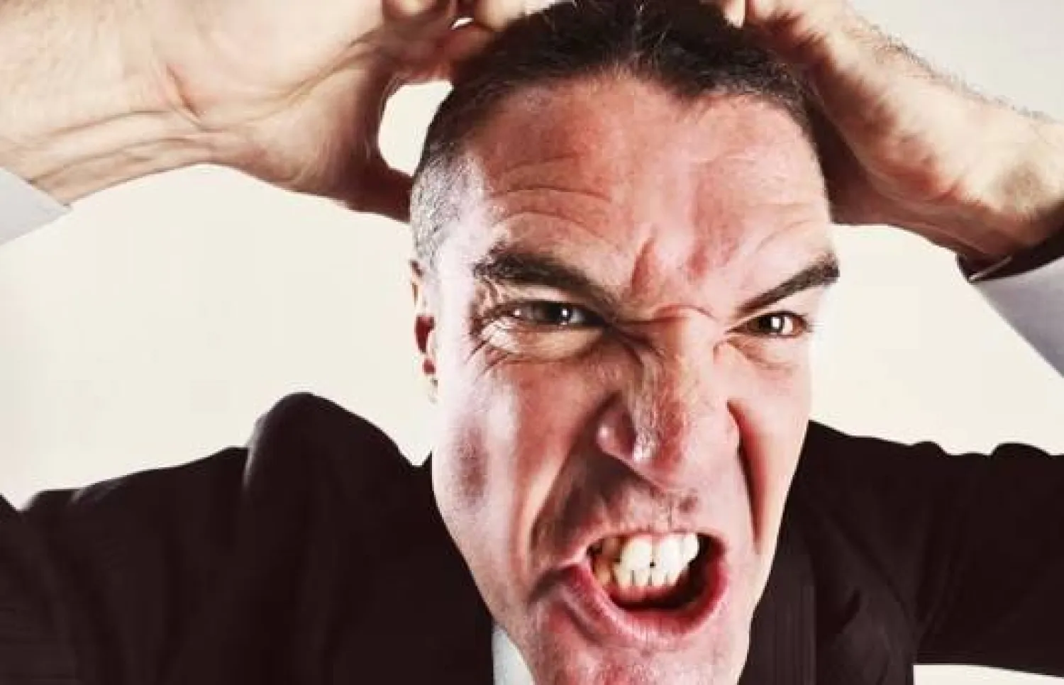 السبب الحقيقي الذي يجعلنا نشعر بالغضب هو ما نؤمن به تجاه أنفسنا والآخرين