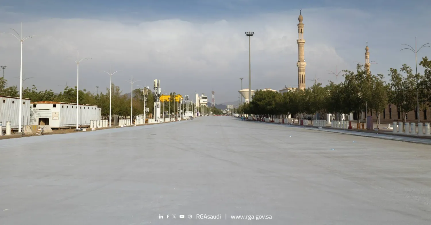 جانب من تنفيذ مبادرة تبريد طرق المشاعر بالمنطقة المحيطة بمسجد نمرة في عرفات (الهيئة العامة للطرق)