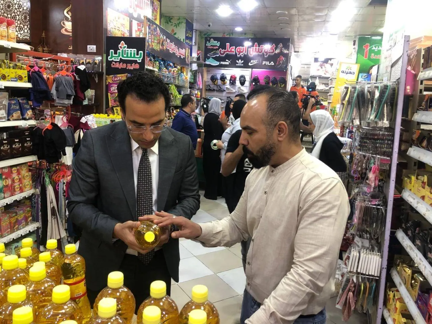 جانب من حملة تفتيش حكومية على أسعار السلع (وزارة التموين المصرية)