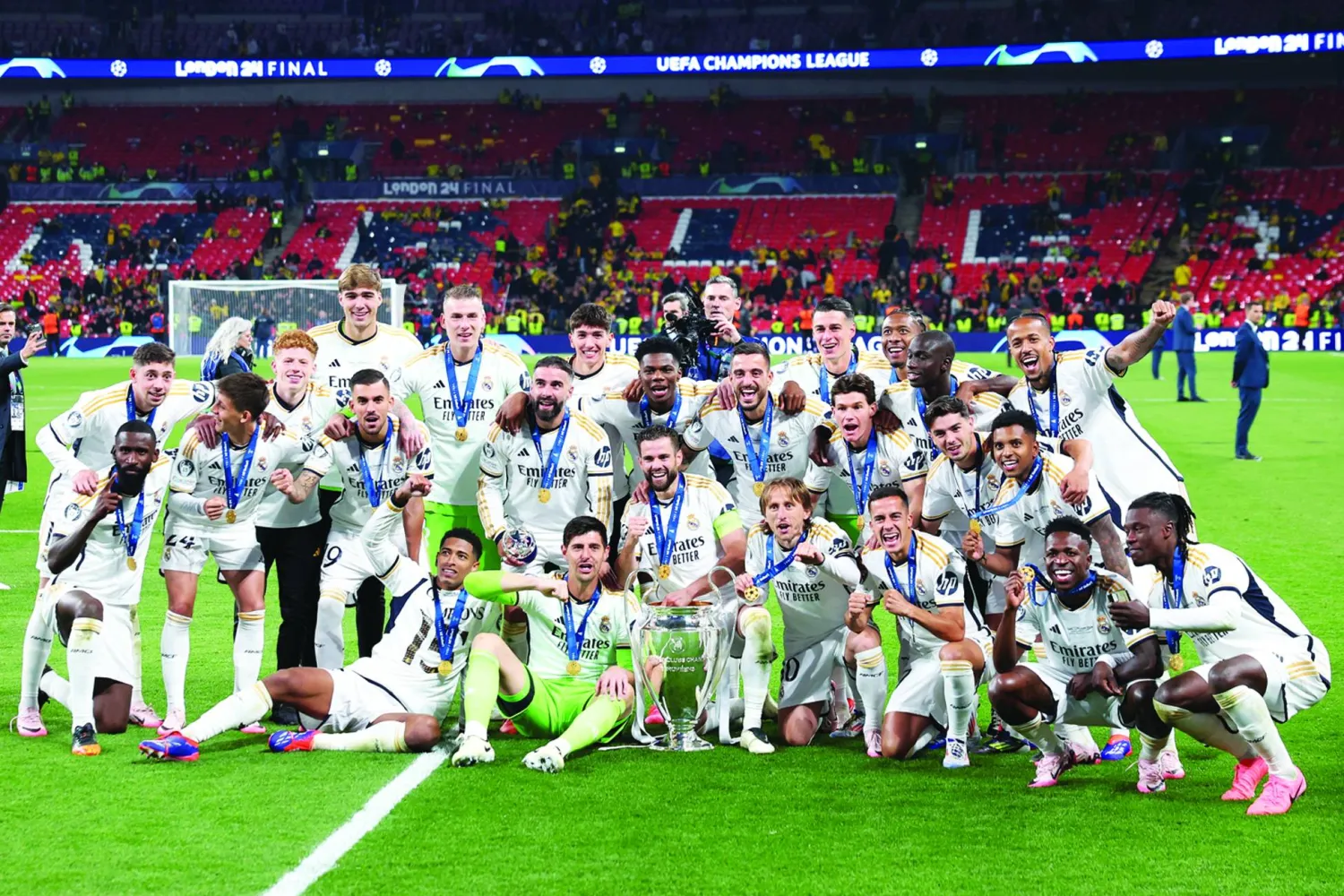 لاعبو ريال مدريد على منصة التتويج الأوروبية للمرة الخامسة عشرة في تاريخ النادي العريق (إ.ب.أ)