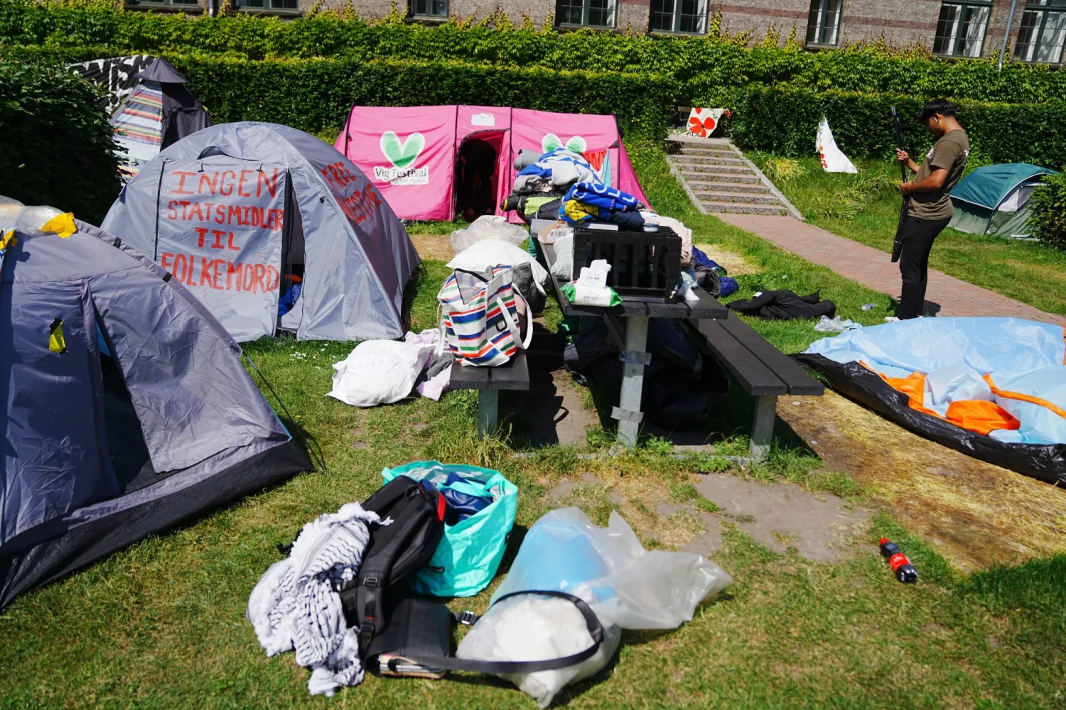 خيام نصبها الطلاب داخل حرم جامعة كوبنهاغن (إ.ب.أ)