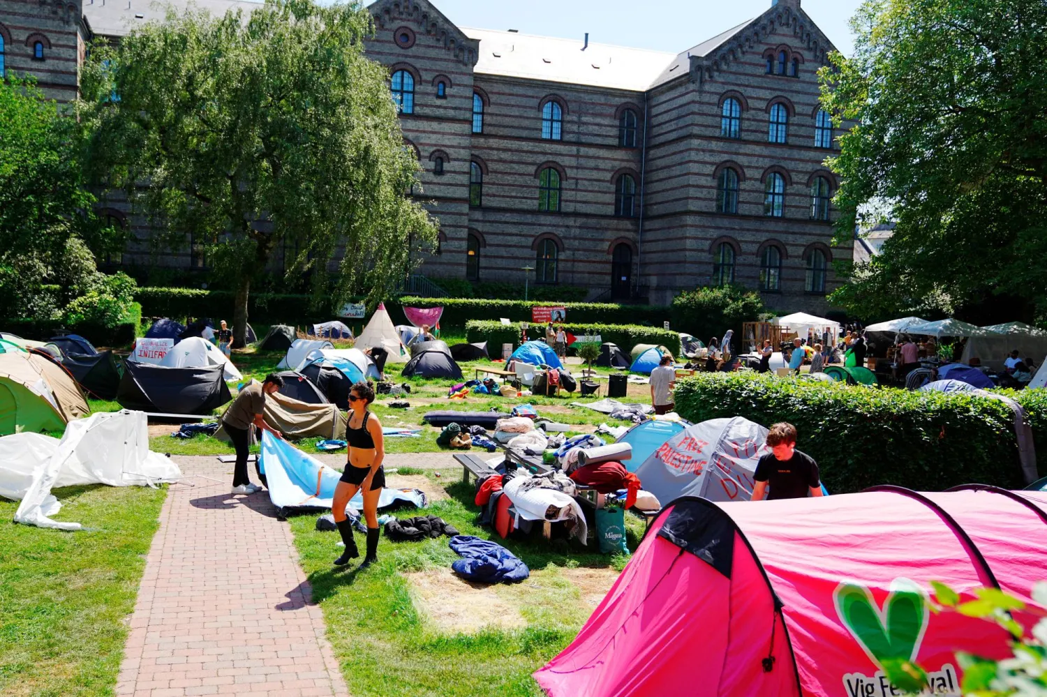 يطالب الطلاب الجامعة بقطع علاقاتها الأكاديمية بإسرائيل (إ.ب.أ)