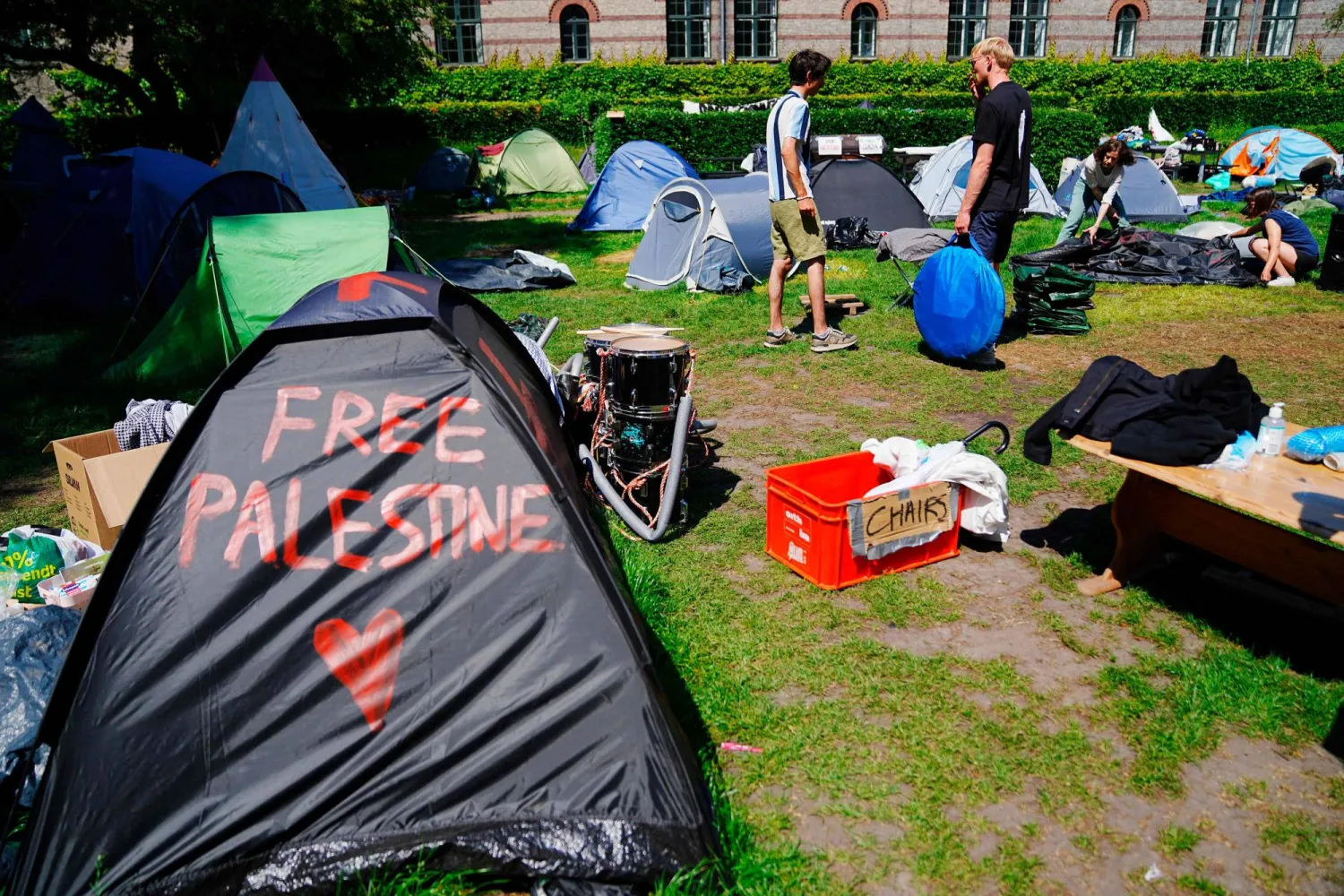 طلاب الجامعة يعتصمون داخل الحرم الجامعي (إ.ب.أ)