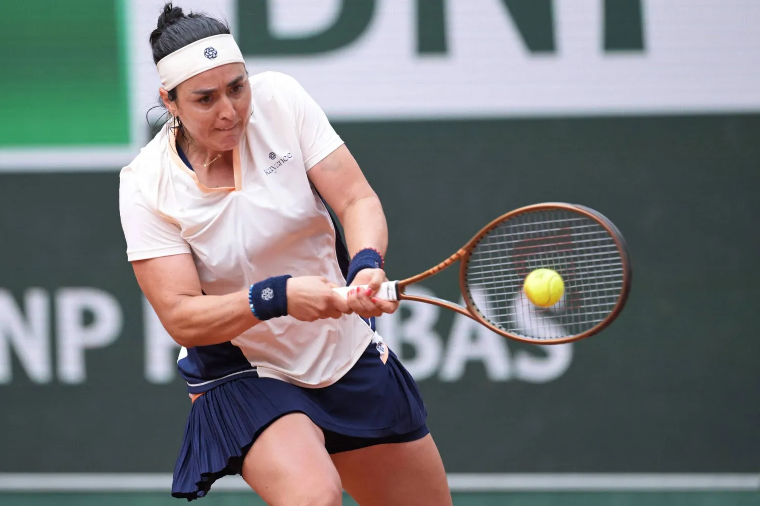 أنس جابر تواصل انتصاراتها في «رولان غاروس» (أ.ف.ب)