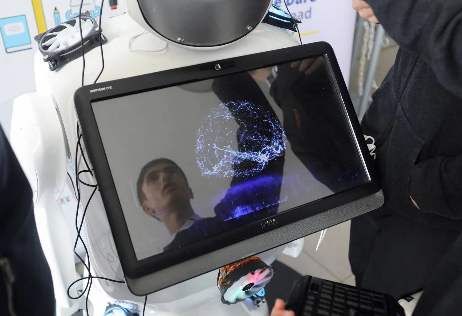 شاشات الأجهزة اللوحية يمكنها نقل مسببات الأمراض مثل البكتيريا (رويترز)

