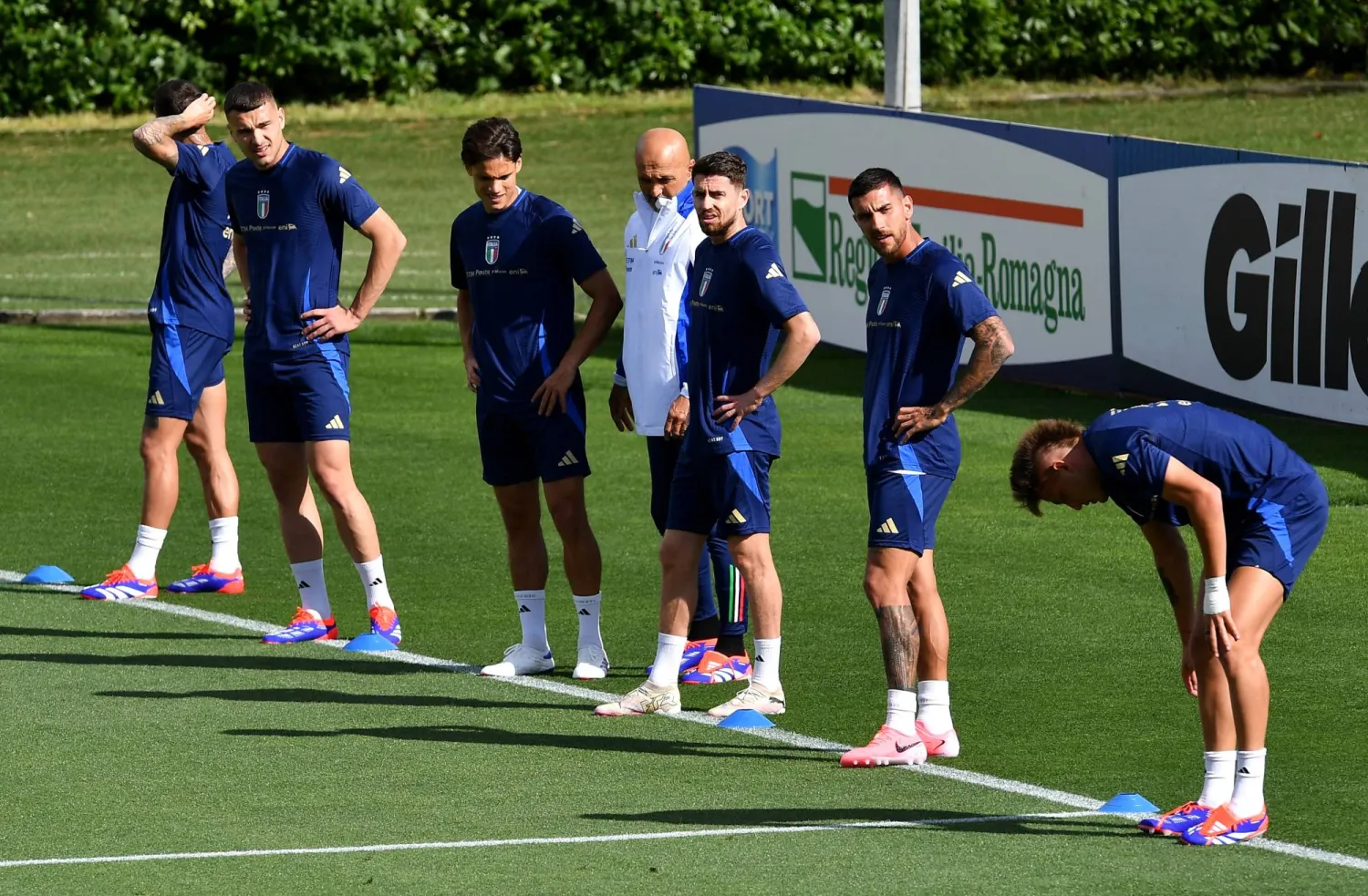 سباليتي يقود تدريبات منتخب إيطاليا استعداداً للدفاع عن اللقب القاري (رويترز)