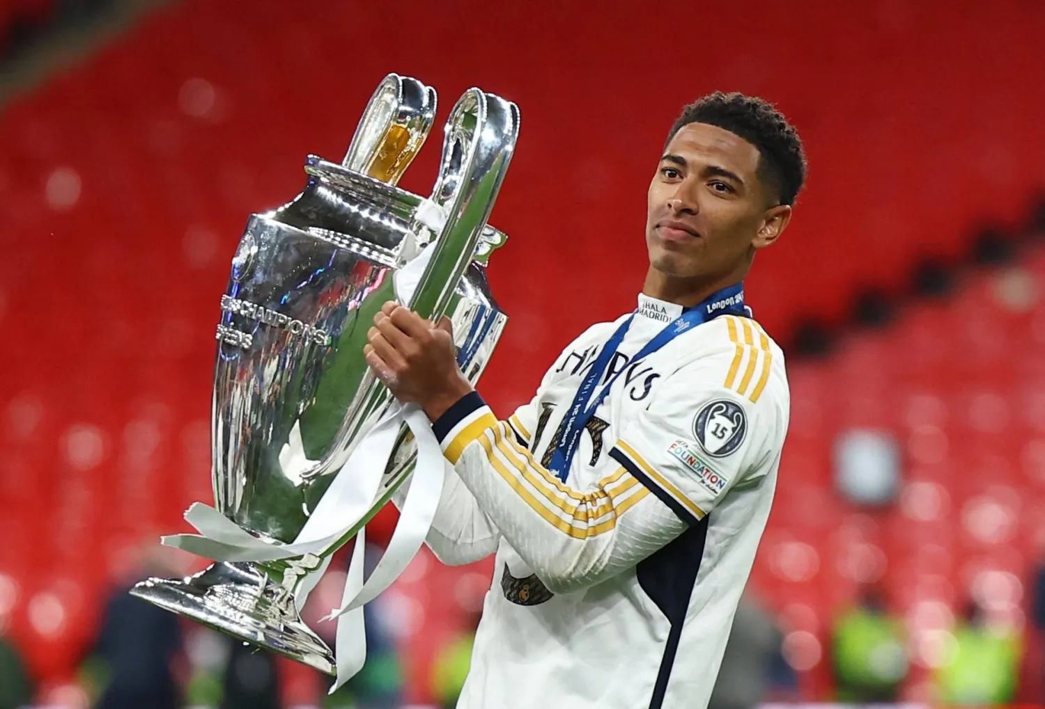 بلينغهام حاملاً كأس أبطال أوروبا في موسمه الاستثنائي مع ريال مدريد (رويترز)