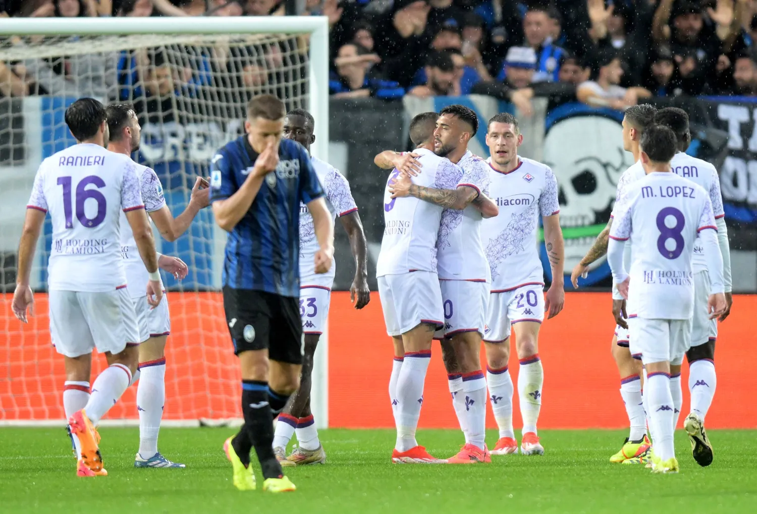فرحة لاعبي فيورنتينا بهدف زميلهم غونزاليس في مرمى أتالانتا ضمن منافسات الدوري الإيطالي (رويترز)