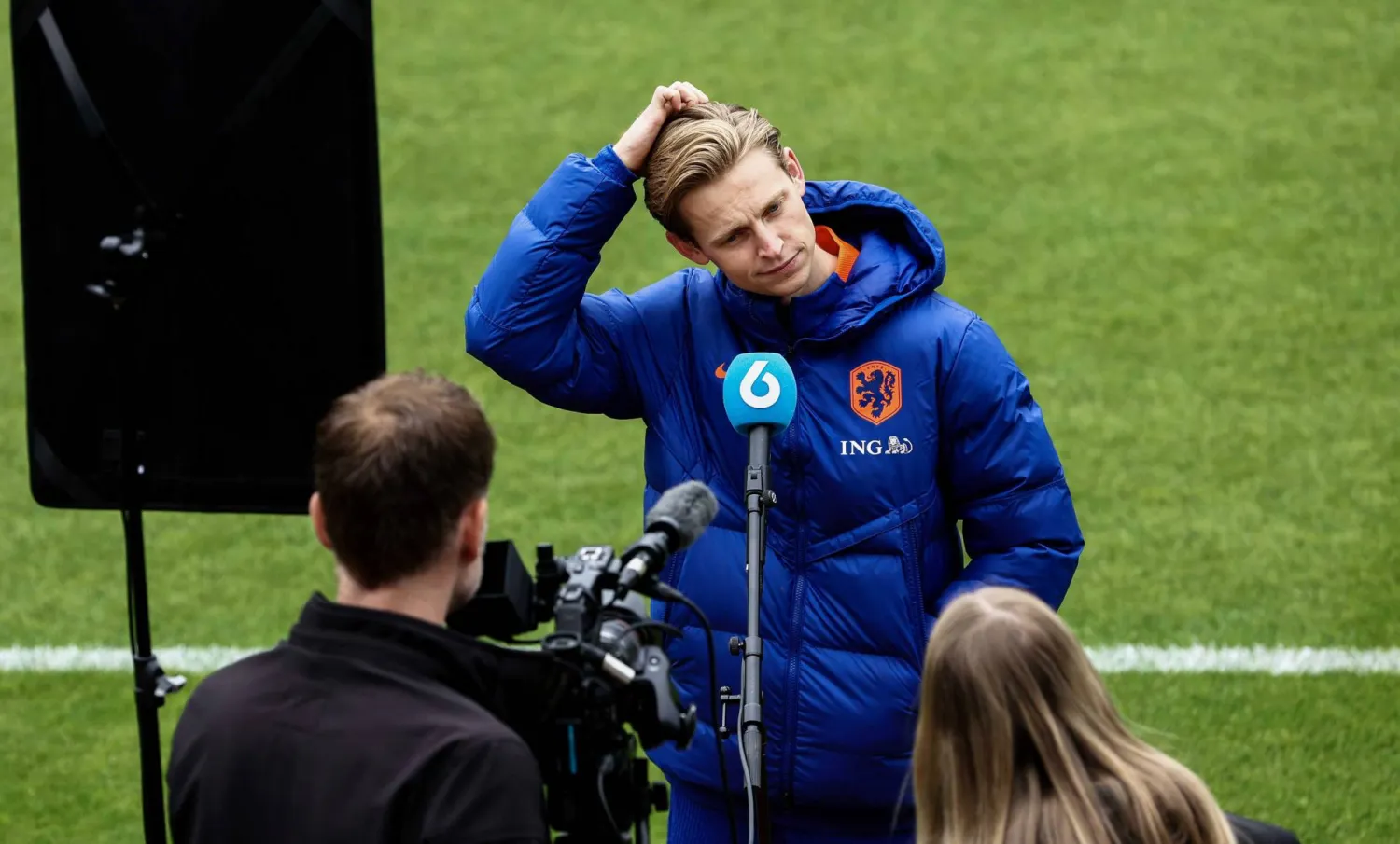 فرينكي دي يونغ أثناء حديثه للصحفيين خلال تدريبات المنتخب الهولندي (إ.ب.أ)