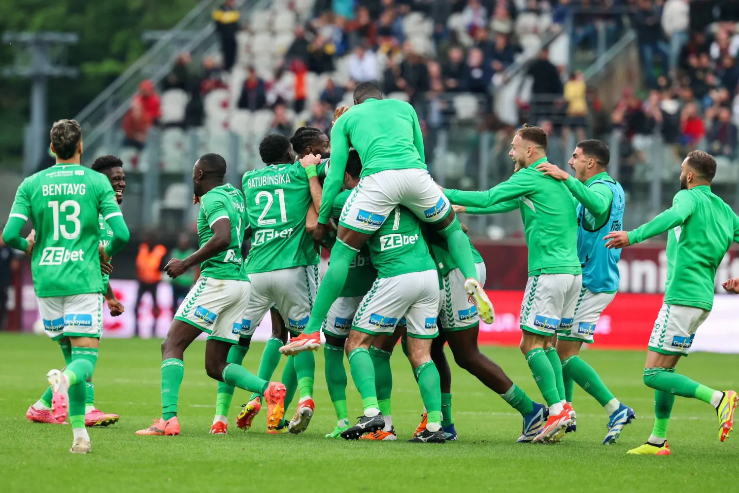 فرحة لاعبي سانت إتيان بعودتهم إلى دوري الأضواء الفرنسي بتعادلهم المثير أمام متز في ملحق الصعود (أ.ف.ب)