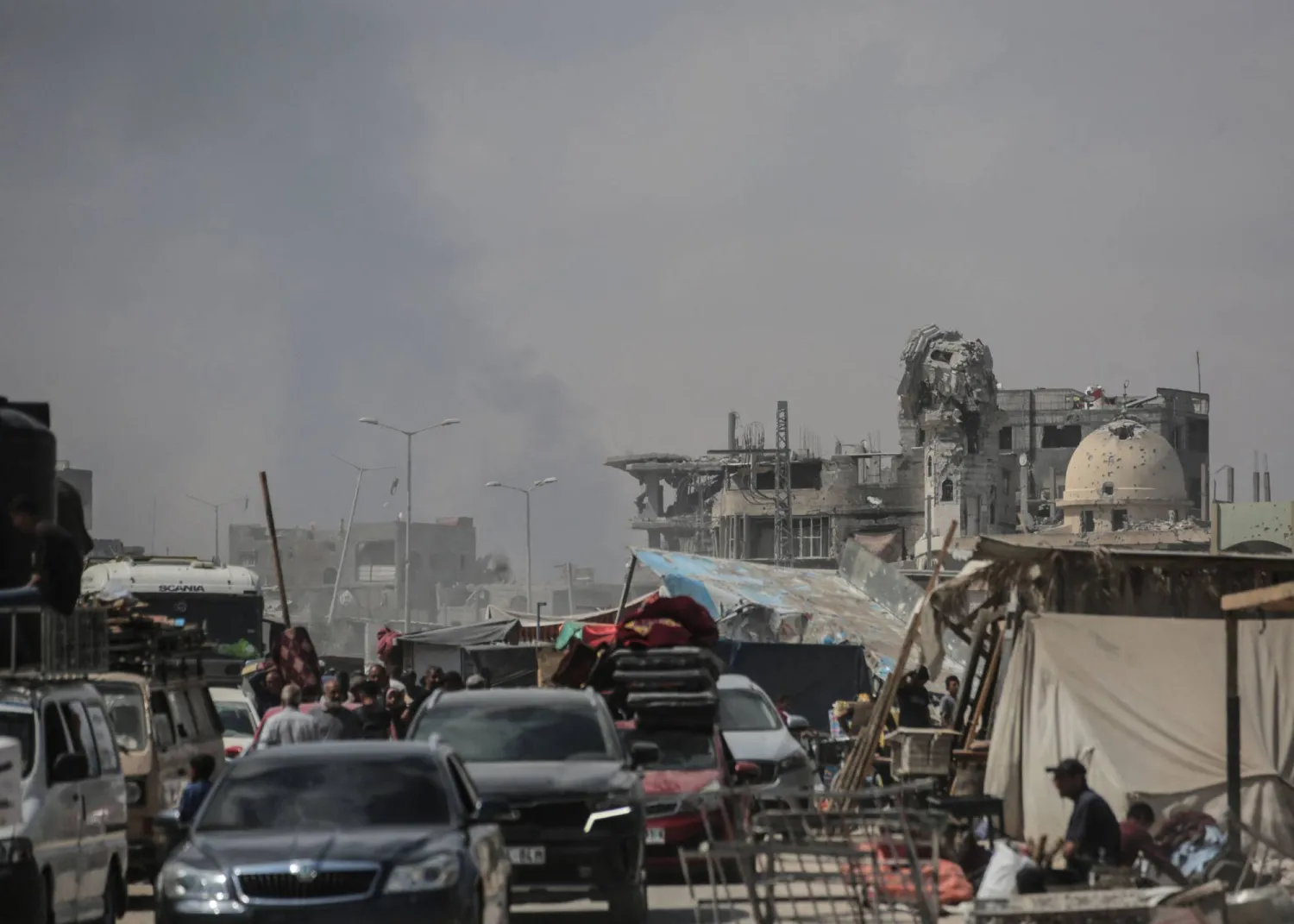 فلسطينيون يفرون بأمتعتهم من مدينة خان يونس بجنوب قطاع غزة (أ.ف.ب)