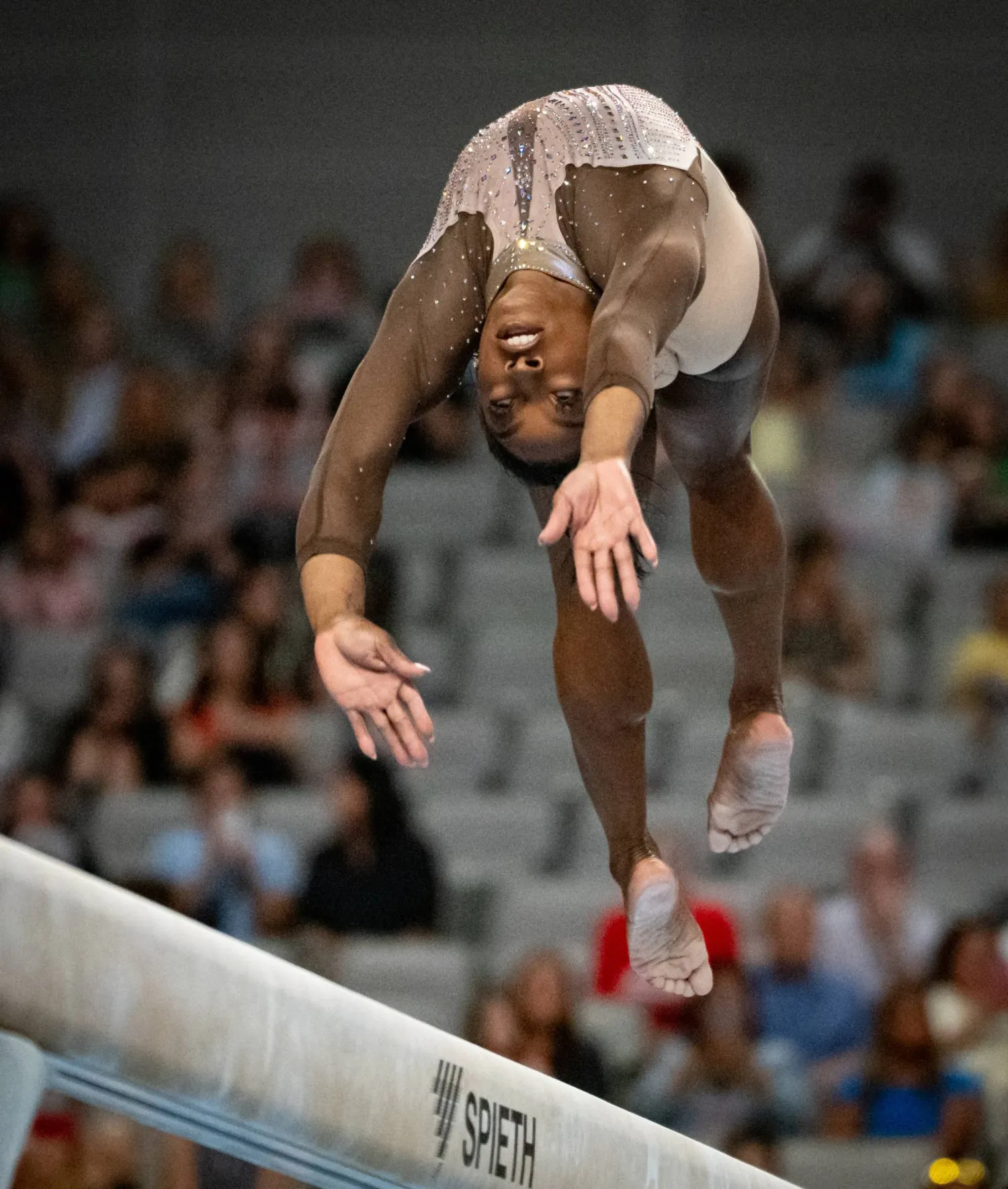 بايلز بدت أكثر قوة وسلاسة في الأداء من أي وقت مضى مطلع الأسبوع الحالي (رويترز)